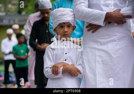 Guwahati, India. 22 aprile 2023. I musulmani indiani arrivano a pregare durante Eid al-Fitr a Guwahati, in India Foto Stock