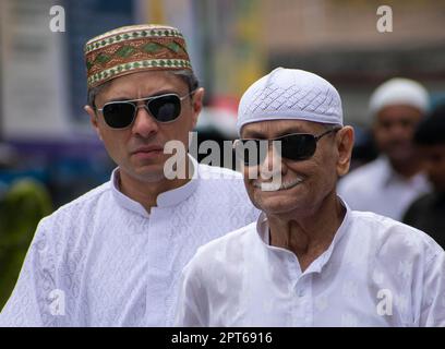 Guwahati, India. 22 aprile 2023. I musulmani indiani arrivano a pregare durante Eid al-Fitr a Guwahati, in India Foto Stock