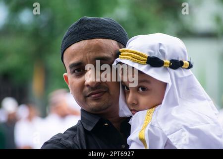 Guwahati, India. 22 aprile 2023. I musulmani indiani arrivano a pregare durante Eid al-Fitr a Guwahati, in India Foto Stock