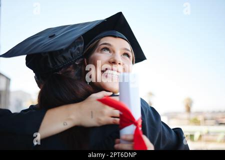 Laurea, le donne e gli studenti celebrano i risultati con un abbraccio, in abito e di successo insieme come laureati. Mockup spazio, felice femmina e ragazze em Foto Stock