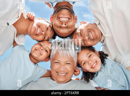 Theres niente di più speciale del legame della famiglia. una famiglia multigenerazionale che si riunisce in una barzaietta Foto Stock