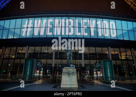 Wembley Stadium, Londra, Regno Unito. 27th aprile 2023. Vista notturna alla vigilia del 100th° compleanno dello stadio nazionale inglese. Lo Stadio di Wembley segna il centenario con un'esposizione che cambia alla vigilia del suo 100th° anniversario il 28th aprile. Inaugurato nel 1923, è stato sede di alcuni dei momenti più storici e memorabili del secolo scorso. Dalle Olimpiadi del 1948, dalla Coppa del mondo del 1966, Live Aid nel 1985, all’EURO delle donne nel 2022. Foto di Amanda Rose/Alamy Live News Foto Stock