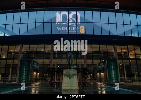 Wembley Stadium, Londra, Regno Unito. 27th aprile 2023. Vista notturna alla vigilia del 100th° compleanno dello stadio nazionale inglese. Lo Stadio di Wembley segna il centenario con un'esposizione che cambia alla vigilia del suo 100th° anniversario il 28th aprile. Inaugurato nel 1923, è stato sede di alcuni dei momenti più storici e memorabili del secolo scorso. Dalle Olimpiadi del 1948, dalla Coppa del mondo del 1966, Live Aid nel 1985, all’EURO delle donne nel 2022. Foto di Amanda Rose/Alamy Live News Foto Stock