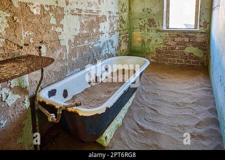 Vasca da bagno, sabbia, rovina, Kolmannskupe, città fantasma, Luederitz, Namibia Foto Stock