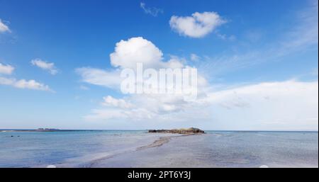 Il sentiero a piedi con bassa marea collega Kueibishan e l'Isola di Chi Yu a Penghu di Taiwan Foto Stock