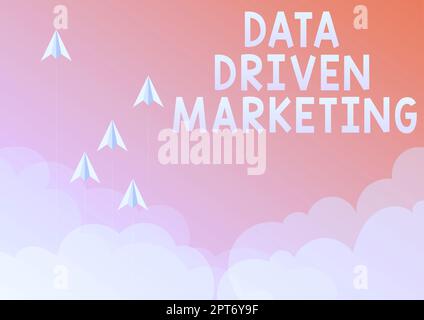 Testo che mostra l'ispirazione Marketing basato sui dati, strategia di idea aziendale basata sull'analisi di Insights dalle interazioni Foto Stock