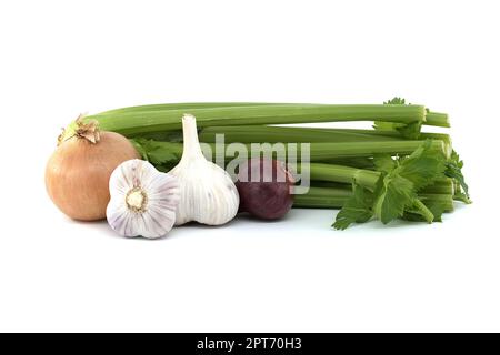 Cipolle rosse e gialle e bulbi d'aglio davanti al gambo fresco di sedano, spezie e tema aromatizzante ancora vita isolata su sfondo bianco Foto Stock