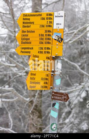 Cartello escursionistico con molte destinazioni, con neve e biciclette, Belchenflue, Solothurn Jura, Solothurn, Svizzera Foto Stock