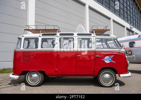 Volkswagen T-1 Bulli, costruito 1950-1967 come un pullman con il logo della vecchia compagnia aerea tedesca LTU Foto Stock