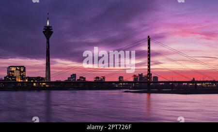 Foto panoramica dello skyline di Duesseldorf al tramonto Foto Stock