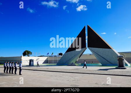 Il monumento ai combattenti d'oltremare al cambio della guardia, sulla parete posteriore i nomi dei soldati caduti nelle guerre coloniali, Belem Foto Stock