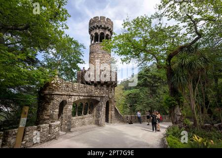 Lisbona, Portogallo. 26th Apr, 2023. Dettagli delle torrette e delle mura che circondano i giardini di Quinta da Regaleira. Il Quinta da Regaleira è una proprietà situata nel centro storico del villaggio di Sintra, vicino alla città di Lisbona. Fu costruito tra il 1898 e il 1913. Si tratta di un monumento culturale classificato come Patrimonio Mondiale dell'Umanità dall'UNESCO. (Foto di Jorge Castellanos/SOPA Images/Sipa USA) Credit: Sipa USA/Alamy Live News Foto Stock