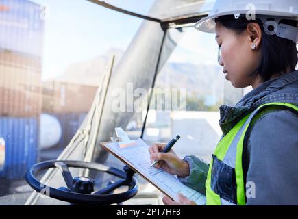 Carico, spedizione e donna in camion scrivere le note di inventario sulla clipboard nel cantiere di spedizione. Lavoratore di trasporto professionale con lista di controllo per organizzazione, Foto Stock