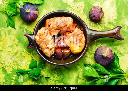 Deliziosi involtini di carne con fichi d'autunno in padella. Foto Stock