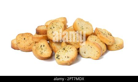 Un mucchio di crostini di pane rotondi con spezie su fondo bianco isolato. Snack Foto Stock