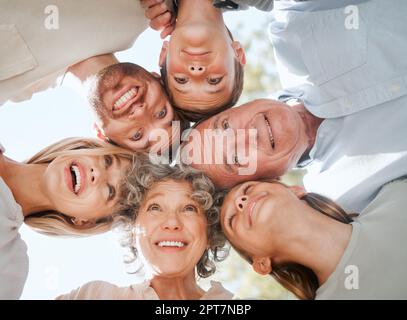 Quando li guardo, im casa. una famiglia multigenerazionale che si riunisce in una barzaietta Foto Stock