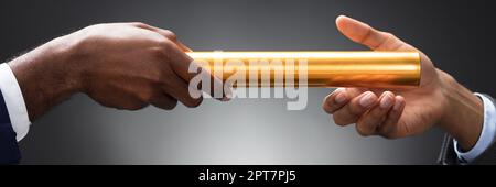 Passaggio e consegna del Baton del relè. Gara di lavoro superata Foto Stock