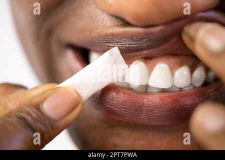 Donna masticare umido umido fumo tabacco Snus prodotto Foto Stock