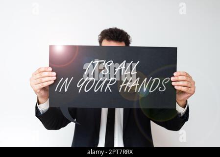 Scrittura che mostra il testo it S è tutto nelle vostre mani, idea di affari noi tiene il Rein del nostro destino e fate Foto Stock