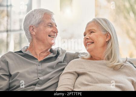 Mi mette ancora un sorriso sul viso. una coppia anziana che si rilassa a casa Foto Stock