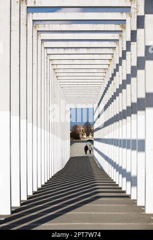 Viale delle porte del cielo, moderno chiostro in stile Bauhaus, prato galleggiante, Schwerin, Meclemburgo-Pomerania occidentale, Germania Foto Stock