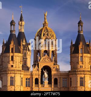 Facciata con Arcangelo Michele e statua equestre del Principe Niklot, Castello di Schwerin, Schwerin, Meclemburgo-Pomerania occidentale, Germania Foto Stock