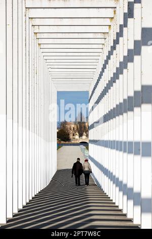 Viale delle porte del cielo, moderno chiostro in stile Bauhaus, prato galleggiante, Schwerin, Meclemburgo-Pomerania occidentale, Germania Foto Stock