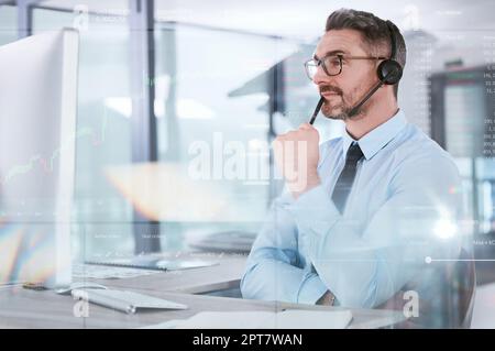 Sulla sua strada per diventare un cripto milionario. un uomo d'affari maturo che indossa una cuffia mentre lavora su un computer in ufficio Foto Stock