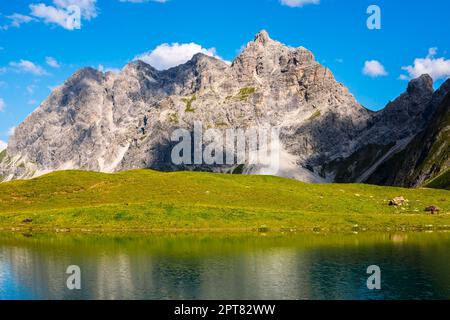 Eissee, Oytal, dietro Grosser Wilder, 2379m, Hochvogel e Rosszahn Group, Allgaeu Alps, Allgaeu, Baviera, Germania Foto Stock