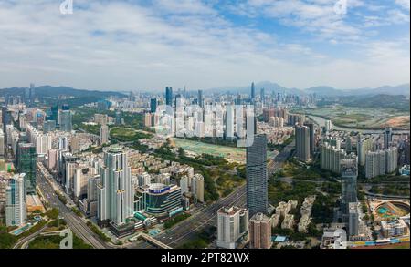 Shenzhen, Cina, 21 gennaio 2022: Il drone sorvola la città di Shenzhen, quartiere di Futian Foto Stock