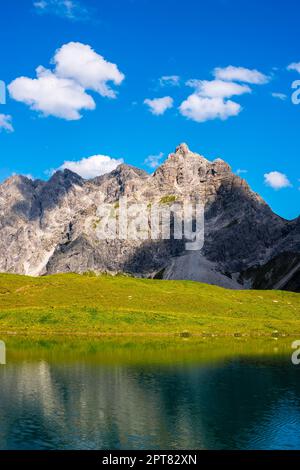 Eissee, Oytal, dietro Grosser Wilder, 2379m, Hochvogel e Rosszahn Group, Allgaeu Alps, Allgaeu, Baviera, Germania Foto Stock