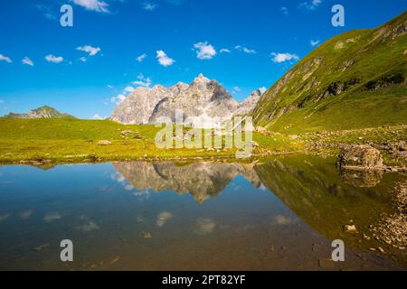 Eissee, Oytal, dietro Grosser Wilder, 2379m, Hochvogel e Rosszahn Group, Allgaeu Alps, Allgaeu, Baviera, Germania Foto Stock
