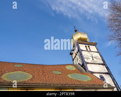 Chiesa torre, San Barbara Parish Church, 1987-1988, di Friedensreich Hundertwasser, Bauernbach, Stiria, Austria Foto Stock