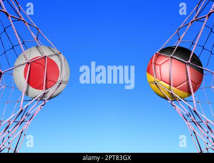 Due palline da calcio con bandiere Giappone e Germania , in rete Foto Stock