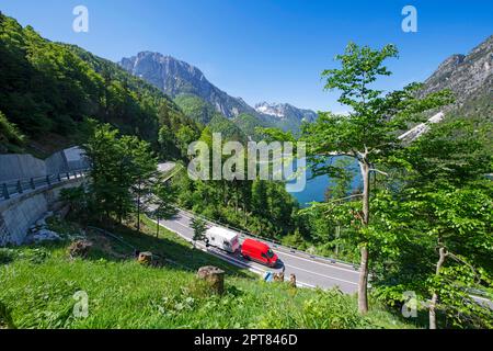 Camper, caravan sulla strada di passaggio dalla Slovenia al Lago del Predil, Raibler See, Tarvisio, Tarvis, Alpi Giulie, Italia Foto Stock