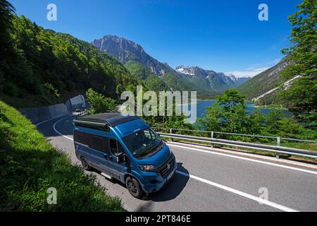 Motorhome sulla strada di passaggio per Slovenia, Lago del Predil, Raibler See, Tarvisio, Tarvis, Alpi Giulie, Italia Foto Stock