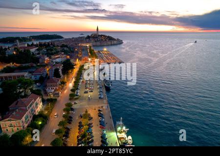 Città di Rovigno storico peninula vista aerea crepuscolo, Istria regione della Croazia Foto Stock