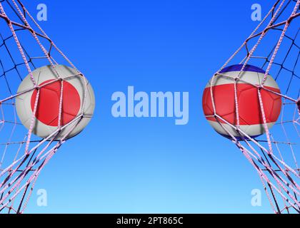 Due palline da calcio in bandiere Giappone e Costa Rica in una rete Foto Stock