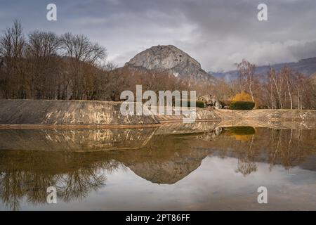 Panorama con cima di montagna e alberi che si riflettono in stagno artificiale, Pirenei, Tarascon sur Ariege, Francia Foto Stock
