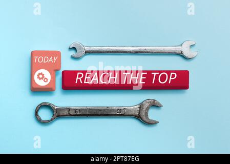 Scrittura visualizzazione testo raggiungere la cima, Word per ottenere avanti successo Prosper prosperare per la vittoria Foto Stock