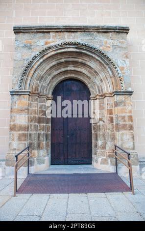 Chiesa di Santa Maria de Almocovar, Alcantara, Caceres, Estremadura, Spagna. Porta laterale romanica Foto Stock