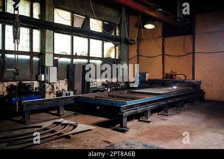 interno di una sala macchine in una vecchia fabbrica industriale Foto Stock
