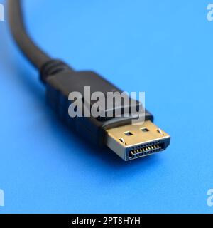 Connettore maschio DisplayPort a 20 pin placcato oro per un collegamento perfetto su sfondo blu Foto Stock
