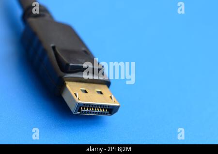 Connettore maschio DisplayPort a 20 pin placcato oro per un collegamento perfetto su sfondo blu Foto Stock