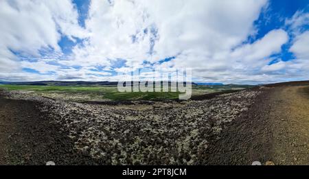 Paesaggio vulcanico irreale in Islanda con rocce fumanti sul vulcano Grabok Foto Stock