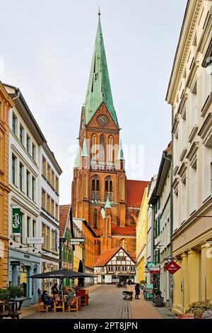 Vista della Cattedrale di Schwerin St Marien e St. Johannis da un vicolo della città vecchia, Schwerin, Meclemburgo-Pomerania occidentale, Germania Foto Stock