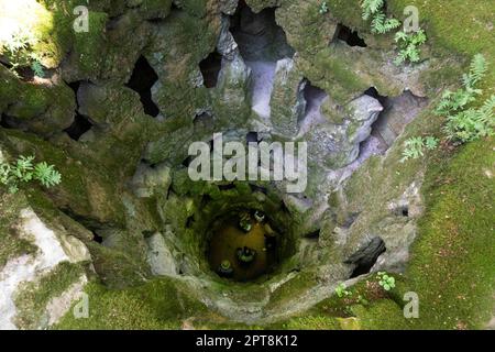 Lisbona, Portogallo. 26th Apr, 2023. Dettagli di uno dei pozzi, chiamato imperfetto, che fanno parte dei giardini di Quinta da Regaleira. Il Quinta da Regaleira è una proprietà situata nel centro storico del villaggio di Sintra, vicino alla città di Lisbona. Fu costruito tra il 1898 e il 1913. Si tratta di un monumento culturale classificato come Patrimonio Mondiale dell'Umanità dall'UNESCO. (Credit Image: © Jorge Castellanos/SOPA Images via ZUMA Press Wire) SOLO PER USO EDITORIALE! Non per USO commerciale! Foto Stock