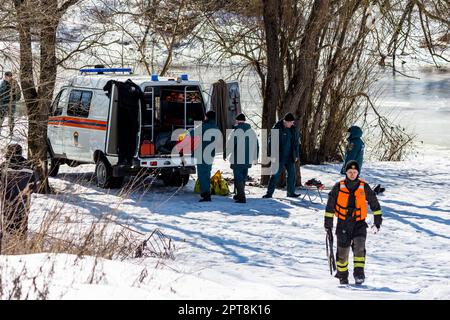 Auto e soccorritori del Ministero delle situazioni di emergenza della Russia durante i lavori di salvataggio su un serbatoio nella stagione invernale: Russia - Marzo 2023 Foto Stock