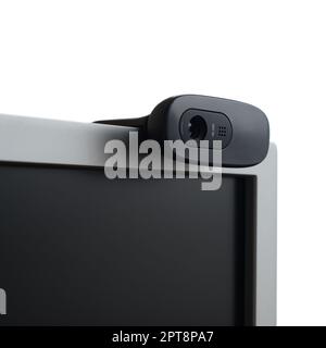Una webcam moderna è installata sul corpo di un monitor a schermo piatto. Dispositivo per la comunicazione video e la registrazione di video di alta qualità Foto Stock