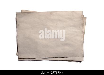 Alcuni vecchi pezzi di vuoto di antichi vintage sbriciolamento manoscritto cartaceo o pergamena orientato orizzontalmente isolato su bianco Foto Stock